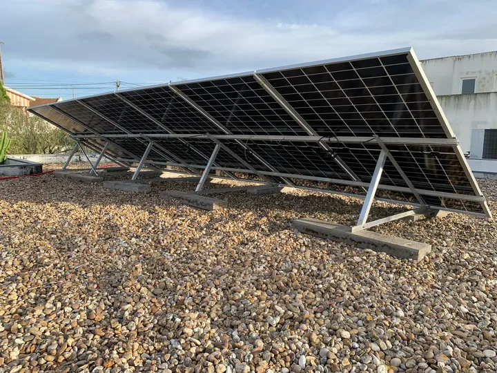 Estrutura de painéis solares instalada para um projeto empresarial