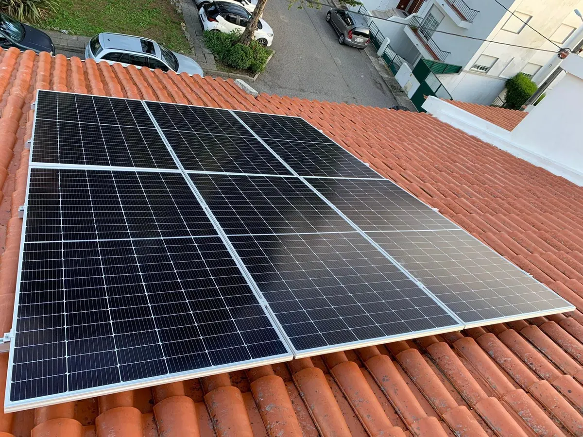 Instalação de painéis solares sobre telhado de habitação