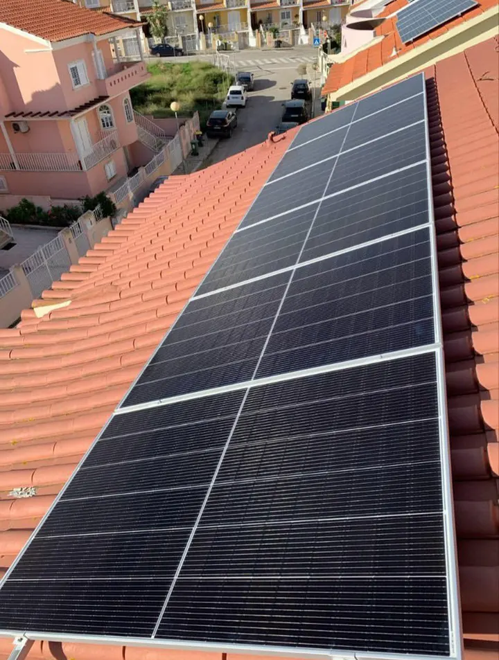 Painéis solares numa cobertura de telha em Portugal