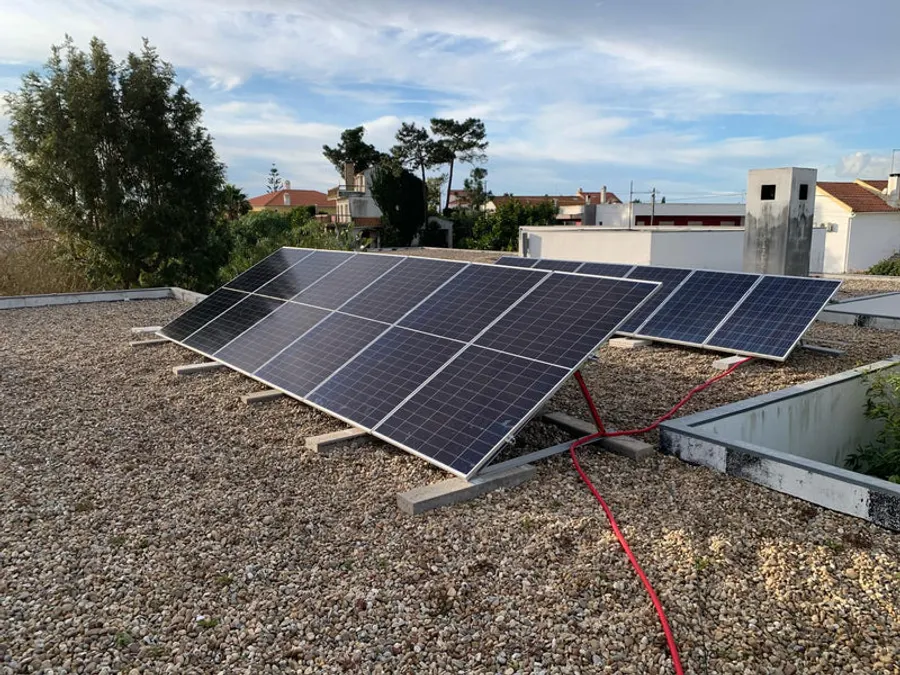 Painéis solares instalados numa cobertura residencial em Portugal